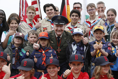 ベルリン封鎖時の「菓子爆撃手」死去、101歳