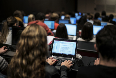 仏の91歳女性、30年越しの論文完成で博士号取得