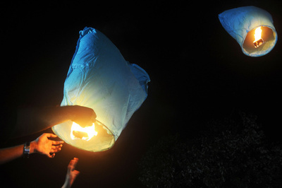 ヒンズー教大祭「ディワリ」直前の天灯