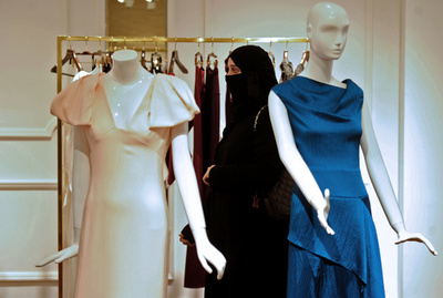 女性TV司会者が「みだらな」服装、サウジ当局が捜査