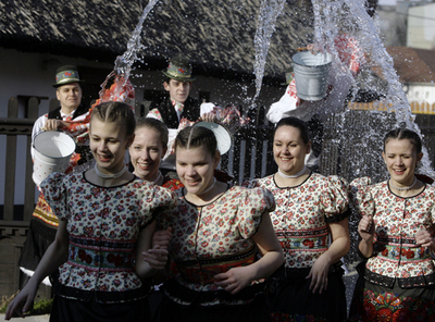 少女に水かけ、ハンガリーのイースター