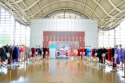 中国の客室乗務員の新制服 ハイヒール廃止とパンツスタイル導入で話題に