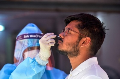 インドのコロナ累計感染者、400万人超え 世界で3か国目