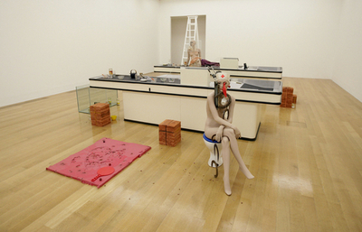 現代美術賞「ターナー賞」候補作を公開、便器に座ったマネキンアートなど