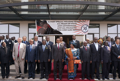 南部アフリカの首脳会議、ムガベ大統領の再選を支持