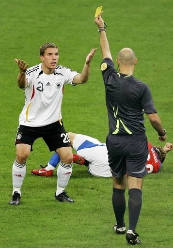 障害者手当を受けつつサッカー審判、英市長に「イエローカード」