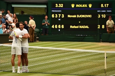 ジョコビッチがウィンブルドン決勝進出、ナダルとの2日がかりの死闘制す