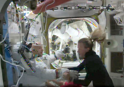 宇宙服ヘルメット内に液漏れか、船外活動切り上げ ISS