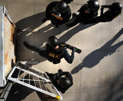 米捜査官、麻薬組織が資金提供する乱交パーティーに参加