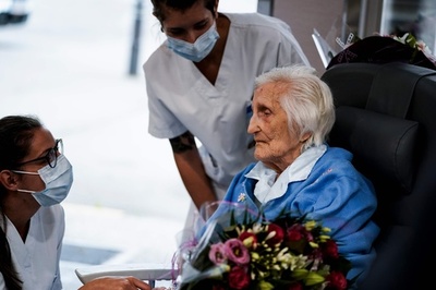 スペイン風邪流行下で誕生、コロナ治療中に100歳に ベルギー女性が退院