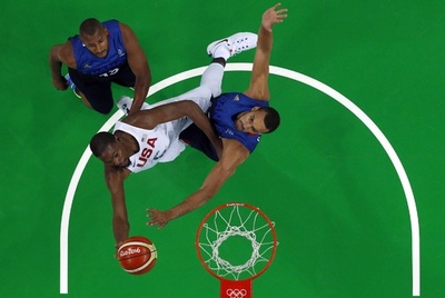 米国が苦しみながらも全勝でグループ首位通過、トンプソン30得点