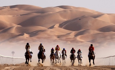 【今日の1枚】砂漠を背に疾駆