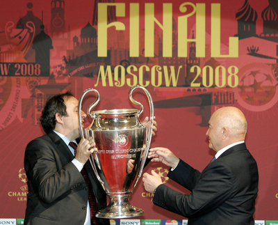 欧州チャンピオンズリーグ優勝トロフィー返還式が行われる