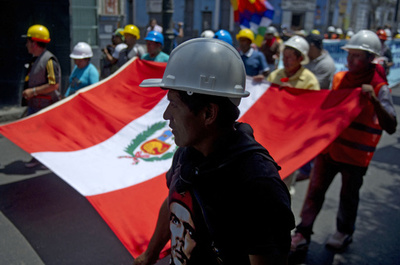 バスが谷に転落、鉱員27人死亡 ペルー