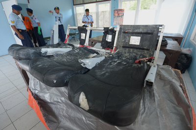 エアアジア機捜索、海底へ潜水チーム