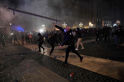 バルセロナ、新型コロナ規制に反対のデモ隊と警察が衝突