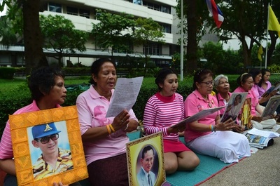 タイ、市民らが国王の回復祈る 病院前などに集結