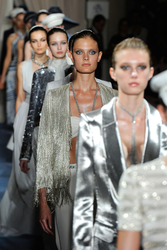 フェラガモがミラノ証券取引所に上場、初値は9.7ユーロ