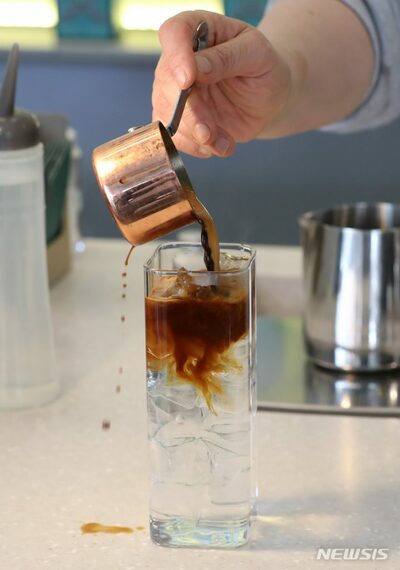 韓国・カフェ従業員「疲れたので1杯だけ飲みたい」…店主の「半額払え」要求は“せこい”のか