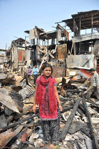 『スラムドッグ＄ミリオネア』子役の家が焼失 インド