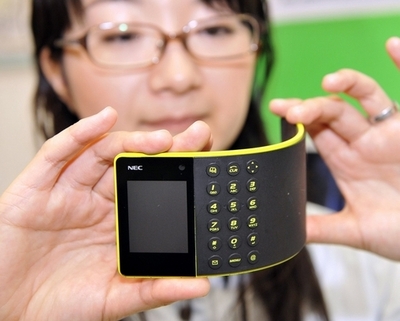 曲がる携帯、NECが試作品発表