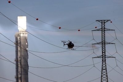 【今日の1枚】ヘリで送電線を清掃、240メートルのソーラータワー前で