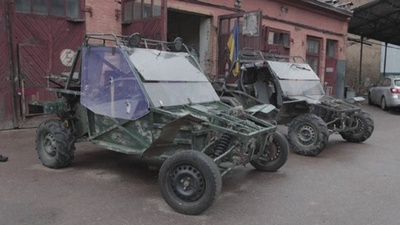 字幕:『マッドマックス』ばりの車両製造 ウクライナ軍に提供