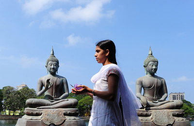 仏像にキスして記念撮影、フランス人観光客3人に有罪判決 スリランカ