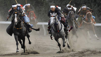 大井競馬場で「相馬野馬追」を再現、騎馬武者が疾走