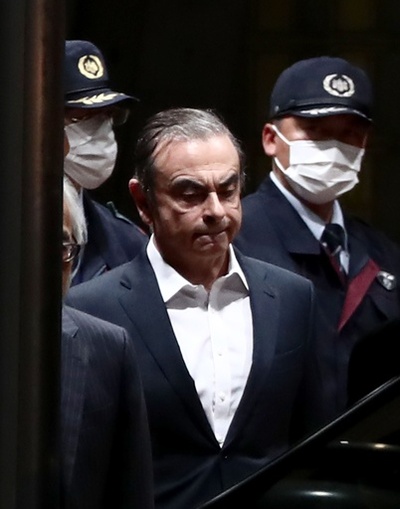 ゴーン被告、再保釈 東京拘置所を後に