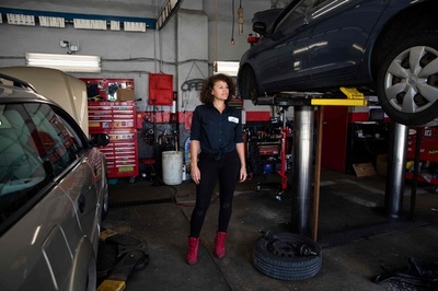 整備士は女性たち、米フィラデルフィアの「ガールズ・オート・クリニック」