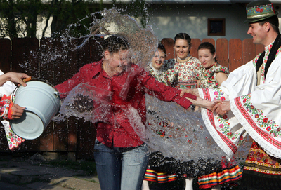 イースターの伝統、水かけの行事 - ハンガリー