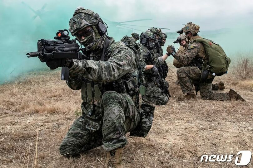 海上・空中浸透訓練で友情を確認する韓国海兵隊の特殊捜索隊と米海兵隊・英海兵隊の偵察部隊(c)news1