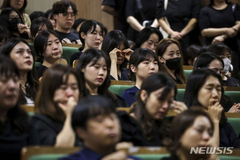 ソウル教育大学で開かれた殉職教師の追悼行事(c)NEWSIS