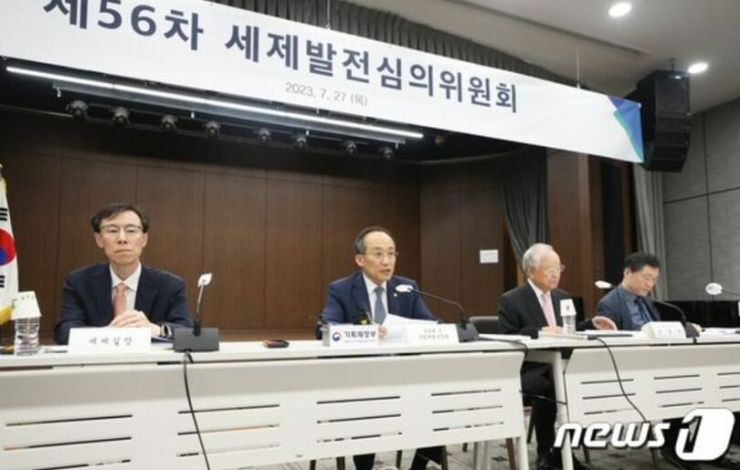 7月27日、ソウルの銀行会館で開かれた第56回税制発展審議委員会で挨拶するチュ・ギョンホ（秋慶鎬）副首相兼企画財政相(c)news1