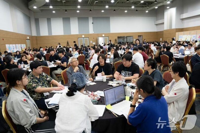 大学入試制度の方向性についてグループごとに議論する国民参加委員会の委員ら＝国家教育委員会提供(c)news1