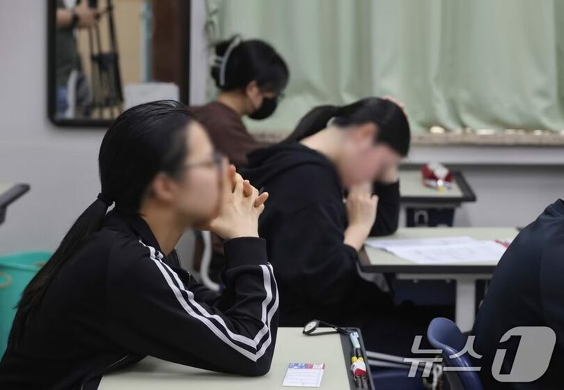2027年度大学修学能力試験の6月模擬評価を前に、ソウル市松坡区の高校で試験の準備をする生徒ら(c)news1
