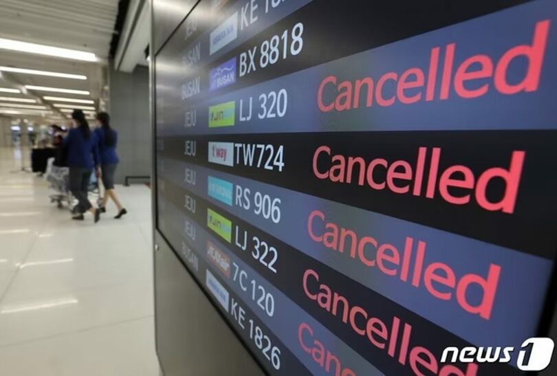 ソウル・金浦空港国内線の電光掲示板に表示された欠航情報＝2022年12月23日(c)news1
