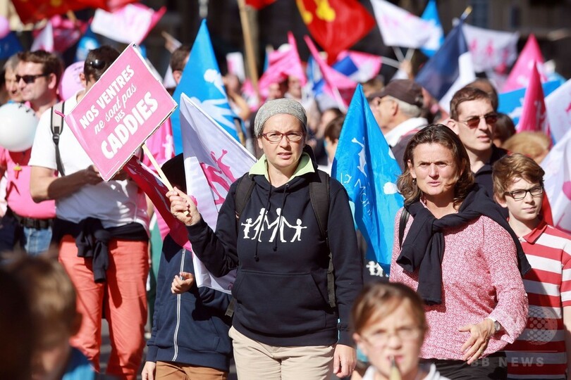 仏で「伝統的家族観」支持デモ、同性愛者の代理出産などに反対