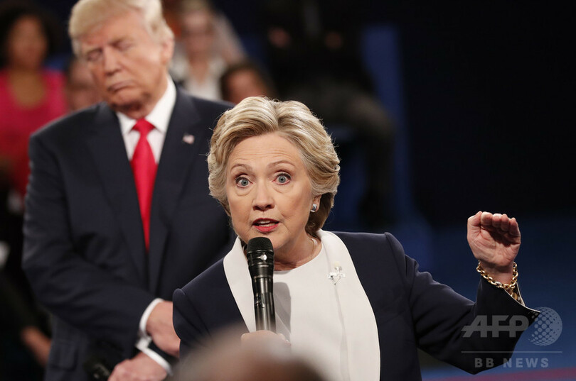 トランプ氏がすぐ背後に… クリントン氏、討論会での「奇行」語る