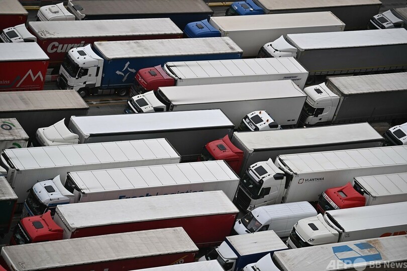 英トラック立ち往生、運転手全員に迅速簡易検査へ 仏と合意