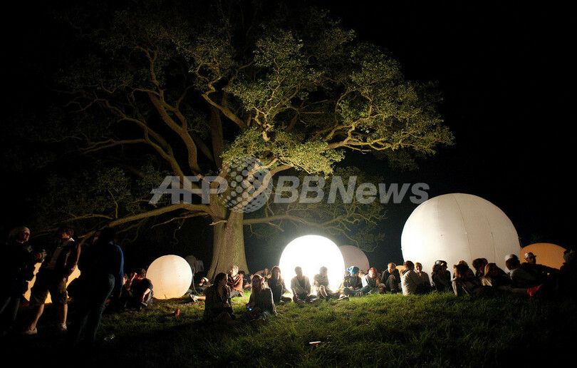 英野外フェス「ビッグ・チル」大盛況、集団ヌード撮影も
