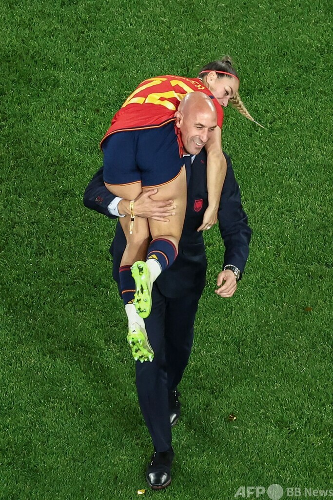 選手にキスのスペイン連盟会長、FIFAが暫定資格停止処分