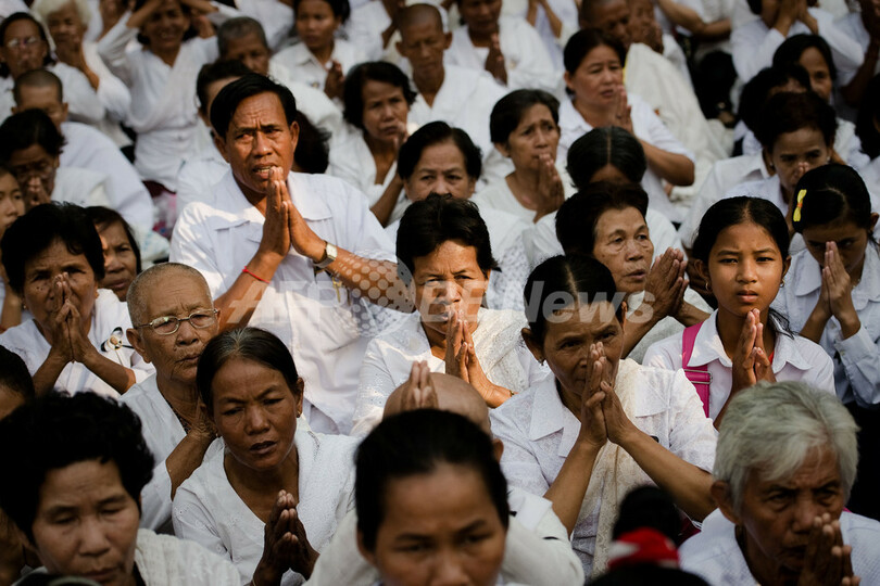 カンボジア前国王に最後のお別れ