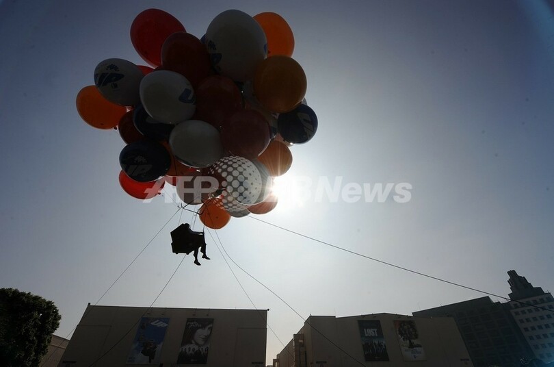 米国人とイラク人 風船をつけた椅子による飛行に挑戦 写真1枚 国際ニュース Afpbb News