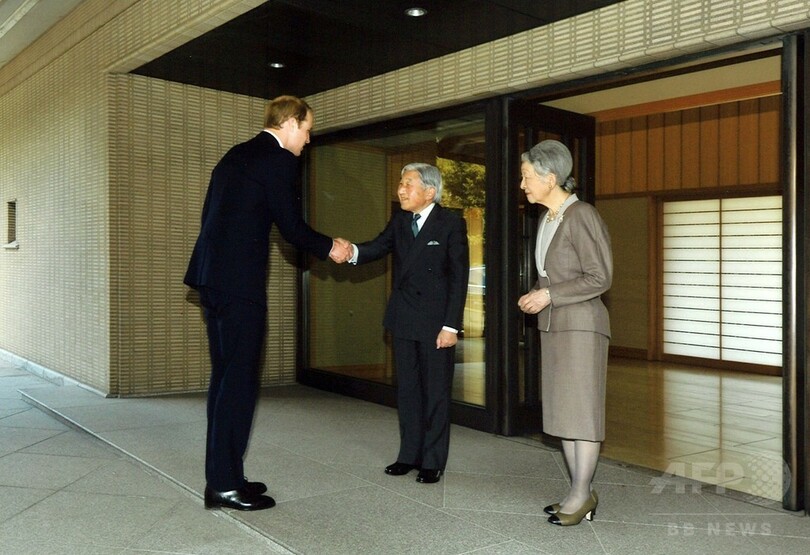 英ウィリアム王子、両陛下と懇談