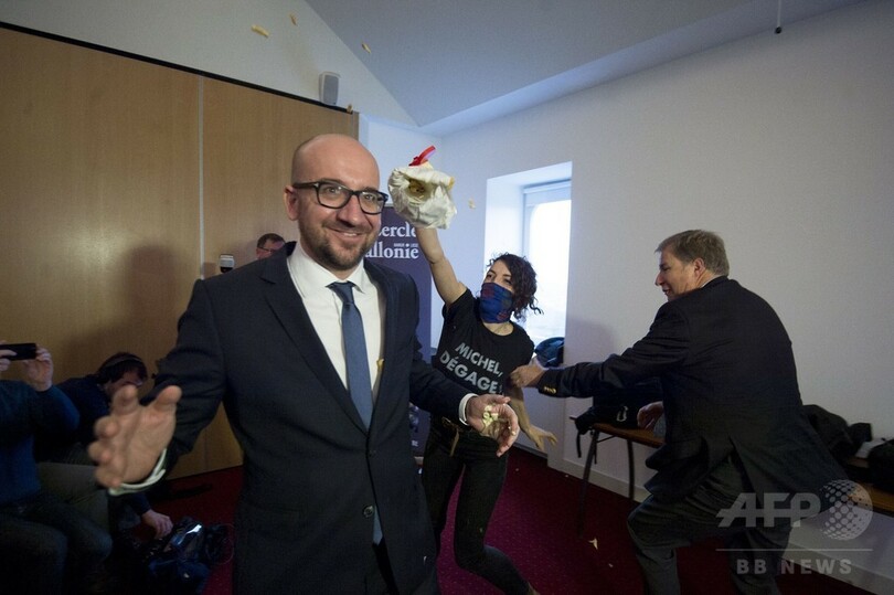 ベルギー首相、演説中にマヨネーズかけられる