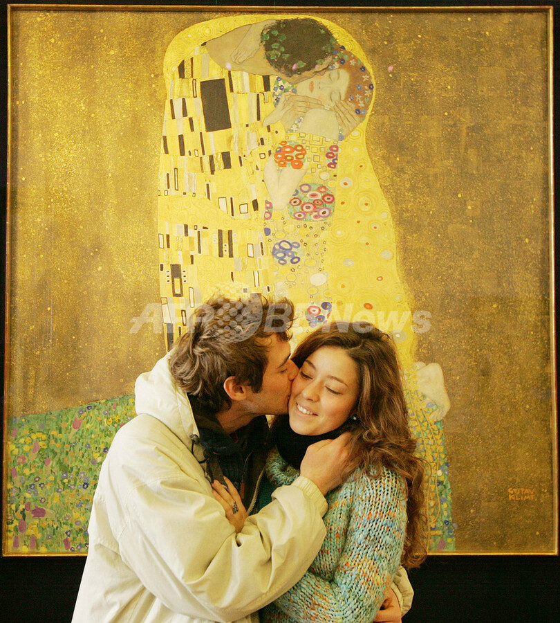 クリムトの絵画の前で「接吻」を 写真4枚 国際ニュース：AFPBB News