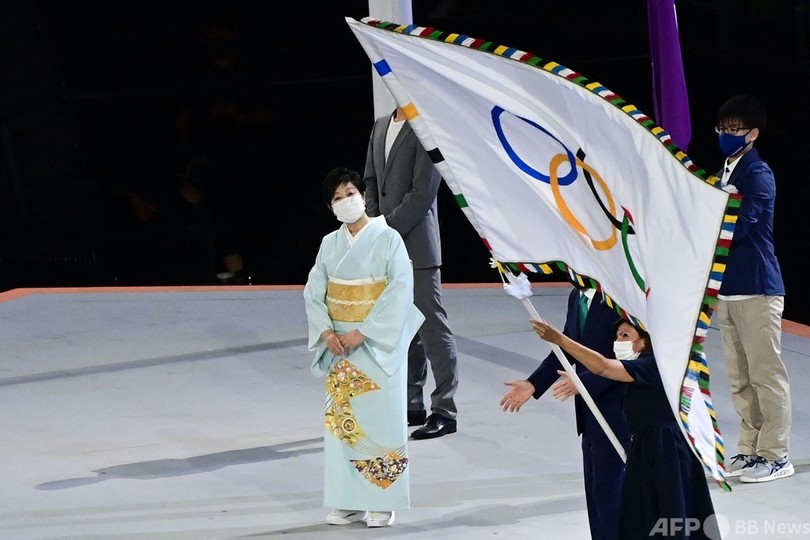 五輪旗が東京からパリへ、小池都知事からイダルゴ市長に引き継ぎ