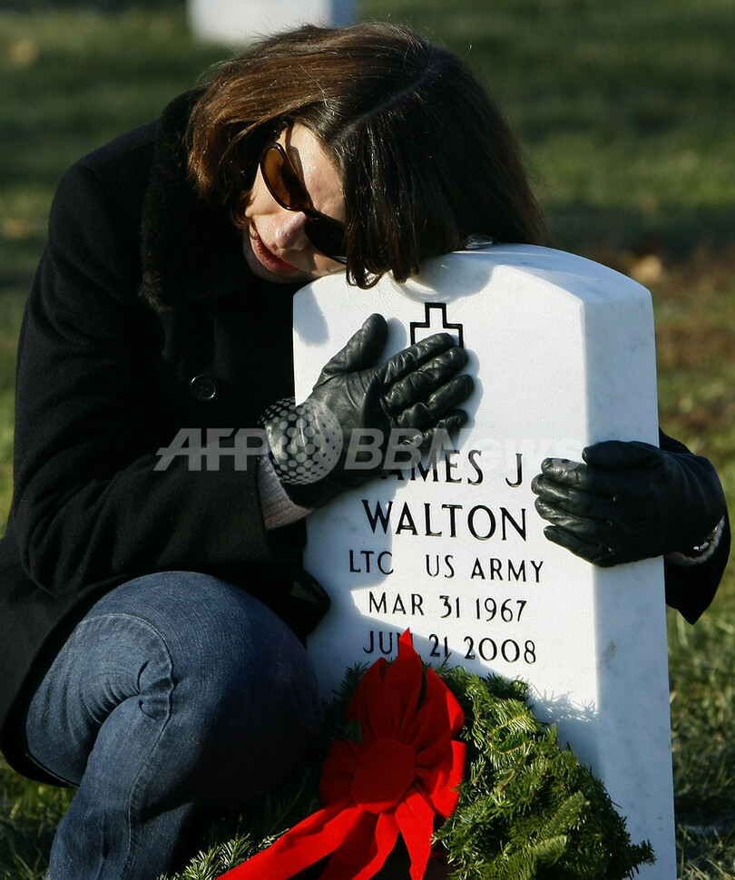 戦死者にクリスマス・リースを、米アーリントン国立墓地